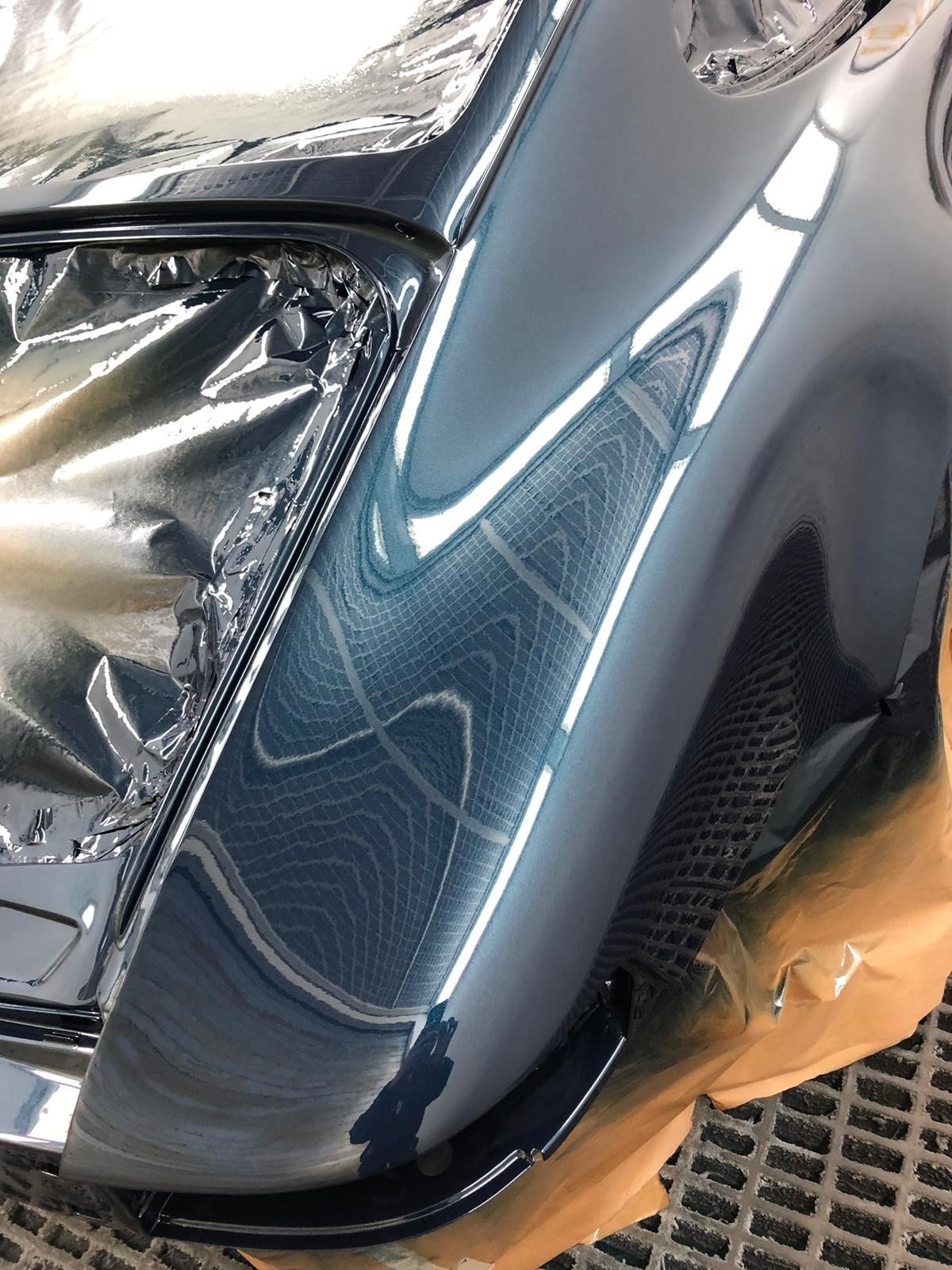 Smart Repair an einem abgeklebten Kotflügel für Fahrzeughalter aus