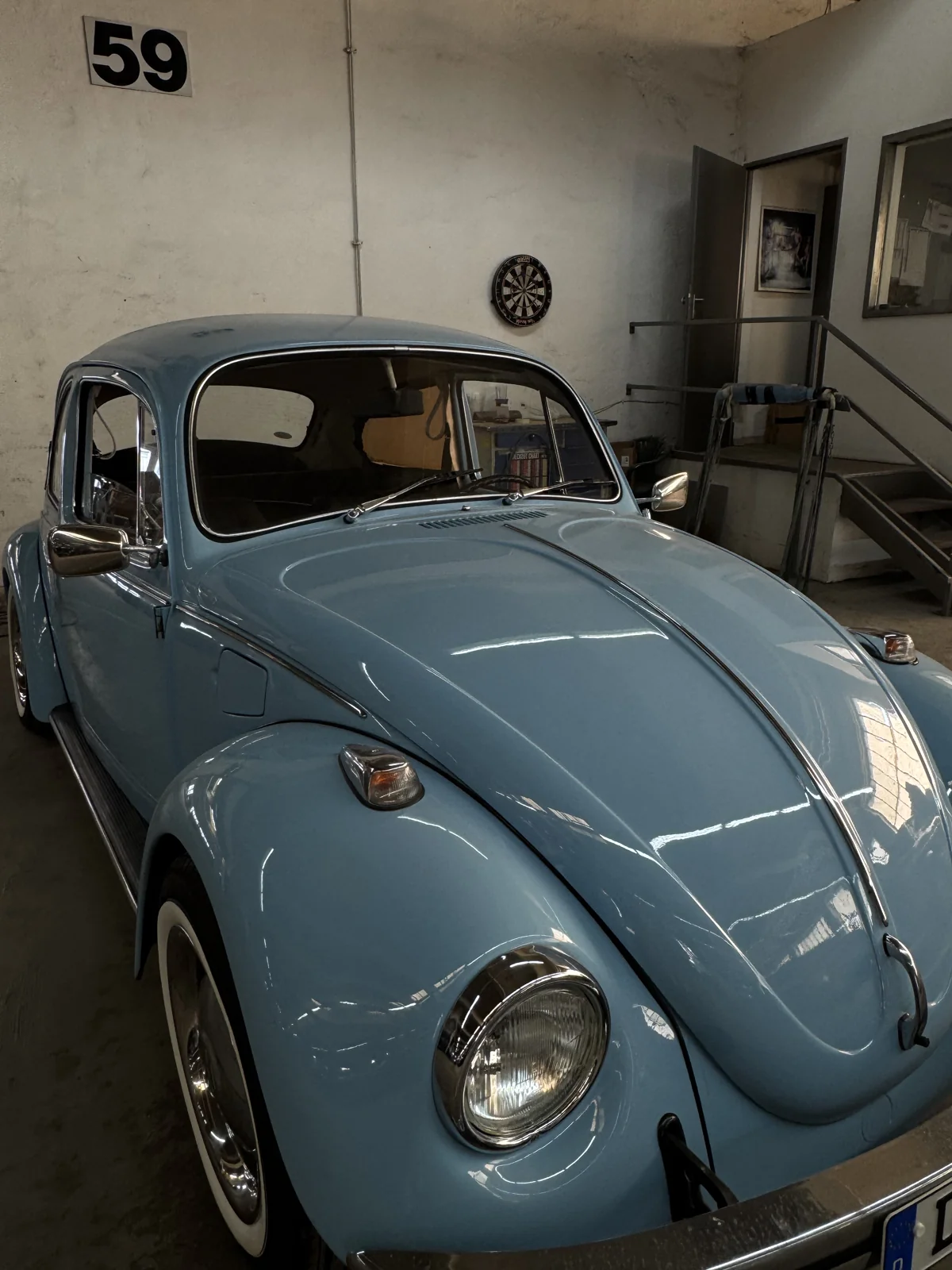 Blauer Volkswagen Käfer in der Werkstatt bei Hapitec