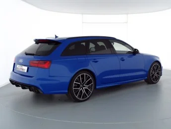 Blauer Audi in der Fotobox von hinten