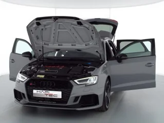 Audi mit geöffneten Türen und Motorhaube in der Fotobox